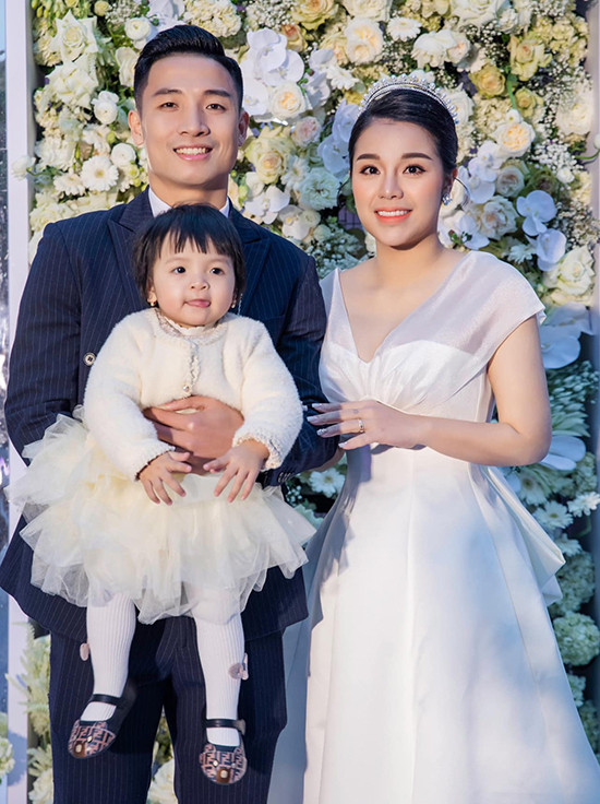 Theo tìm hiểu, nhà vợ Bùi Tiến Dũng kinh doanh khách sạn và quán karaoke có tiếng tại Bắc Ninh. Mới đây, Khánh Linh cũng phát triển thêm mảng kinh doanh đồ uống và liên tục mở các chi nhánh ở thành phố lớn.