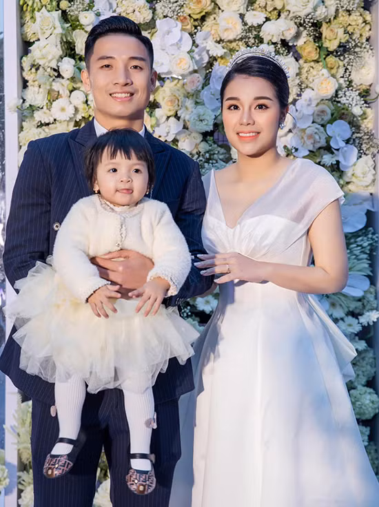 Theo tìm hiểu, nhà vợ Bùi Tiến Dũng kinh doanh khách sạn và quán karaoke có tiếng tại Bắc Ninh. Mới đây, Khánh Linh cũng phát triển thêm mảng kinh doanh đồ uống và liên tục mở các chi nhánh ở thành phố lớn.