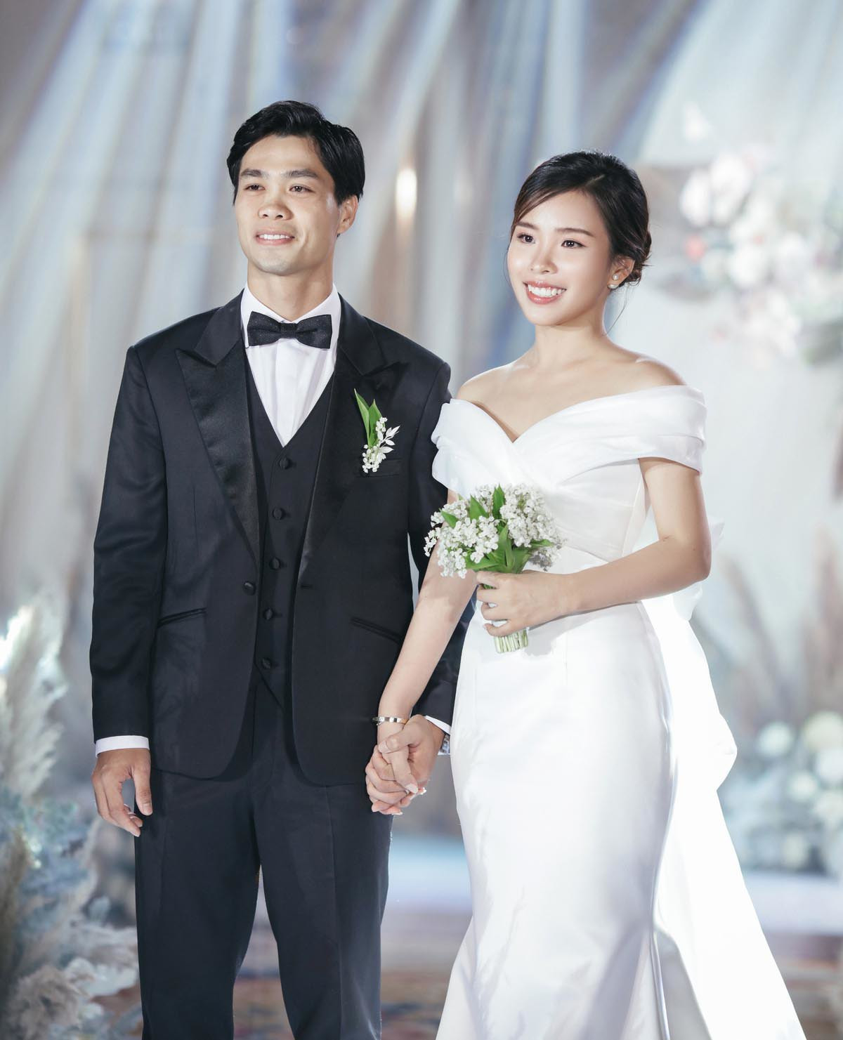 Là cầu thủ đội tuyển Việt Nam kín đáo rong chuyện tình cảm, phải đến lúc gần cưới Công Phượng mới chịu công khai bạn gái 4 năm của mình.