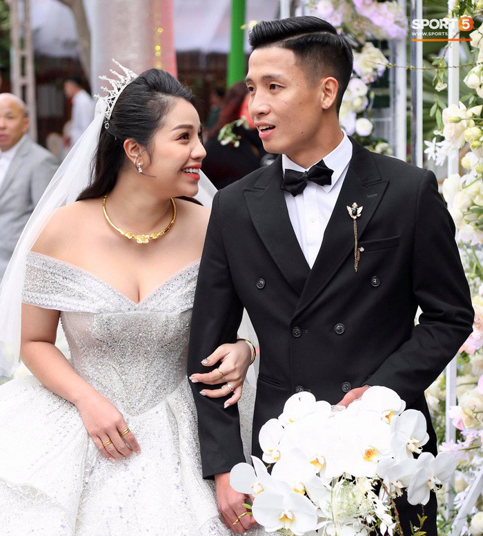 Trên trang cá nhân, vợ Bùi Tiến Dũng thường xuyên chia sẻ những bức ảnh hàng hiệu, du lịch sang chảnh.