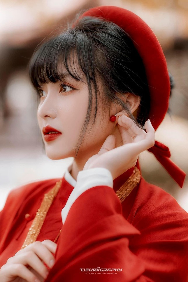 Gái xinh xứ Thái Nguyên này từng lọt top 50 thí sinh có điểm trúng tuyển cao nhất ngành Du lịch và Quản lý du lịch, trường Đại học FPT, nhưng Thêu không lựa chọn học ngôi trường nổi tiếng này.