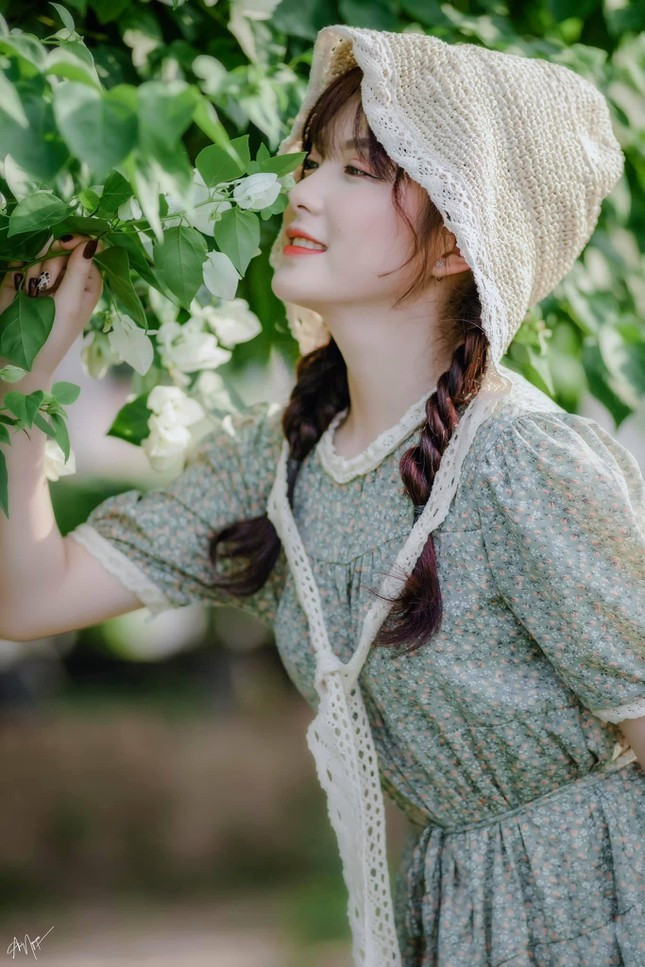 Thêu chia sẻ việc bén duyên với nghề mẫu ảnh là sự tình cờ, trước đó cô chưa từng nghĩ tới. “Mình có sở thích chụp ảnh, thích đăng tải các bức ảnh của mình lên Facebook cá nhân, không nghĩ là những bức ảnh đó lại được mọi người yêu thích và chia sẻ nhiều đến thế...