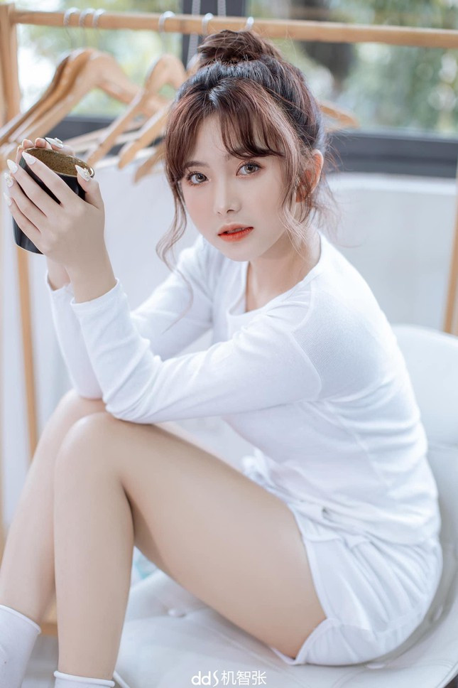 Ban đầu, khi quyết định không học Đại học, tập trung vào học ngoại ngữ và công việc mẫu ảnh để trang trải cho học phí, hot girl xứ Chè đã không được gia đình đồng ý bởi bố mẹ lo lắng thân con gái một mình ở nơi đất khách quê người sẽ có nhiều vất vả.