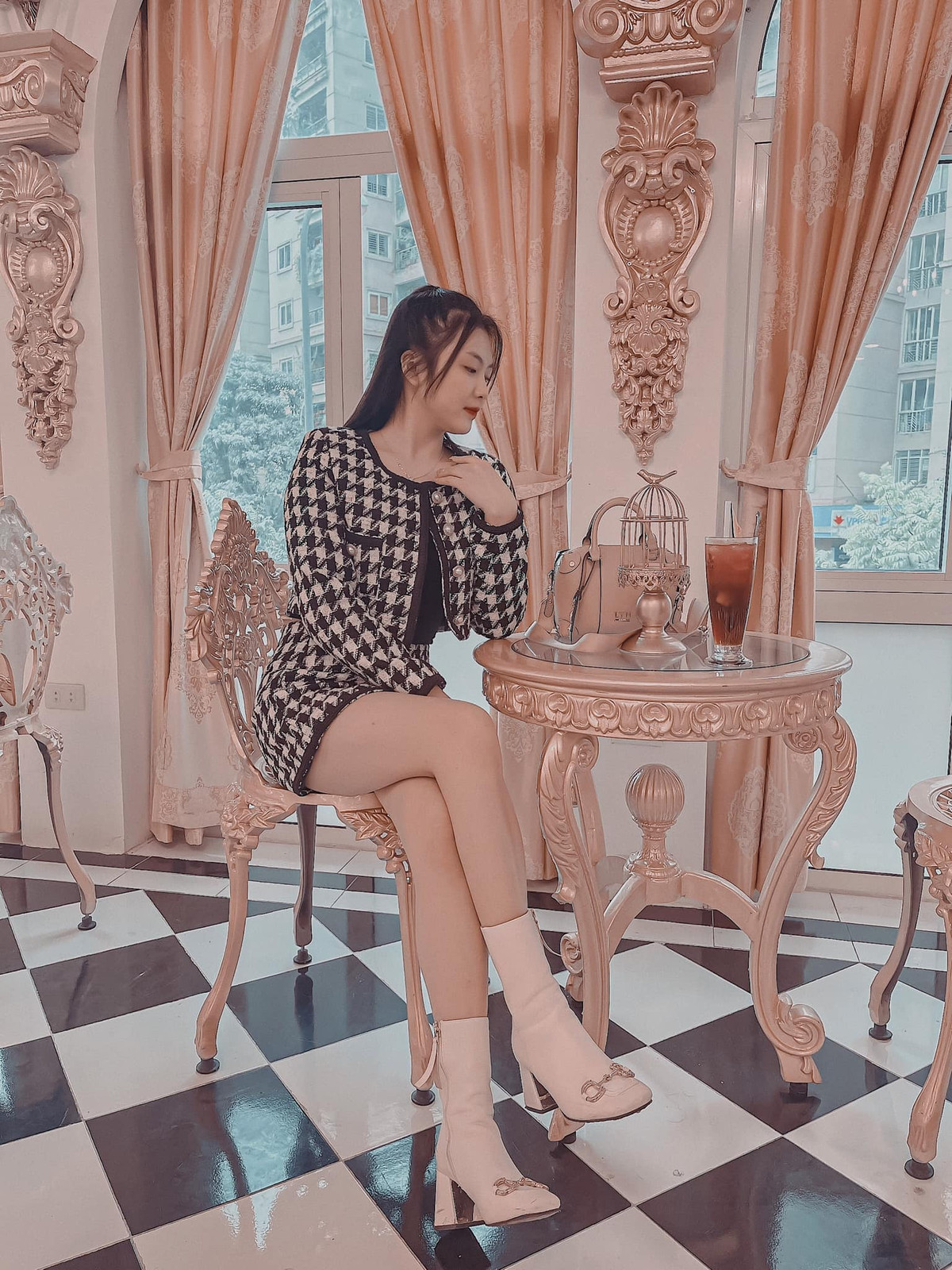 Có lẽ cũng vì nguyên tắc làm việc đó, Thêu không chỉ dành trọn được sự yêu mến của cộng đồng mạng, mà còn được các tiệm ảnh ưa thích. Nhờ đó cô luôn duy trì được mức thu nhập hàng chục triệu đồng một tháng, khá dư giả khi sống tự lập để phục vụ công việc học tập và tiêu dùng cá nhân.