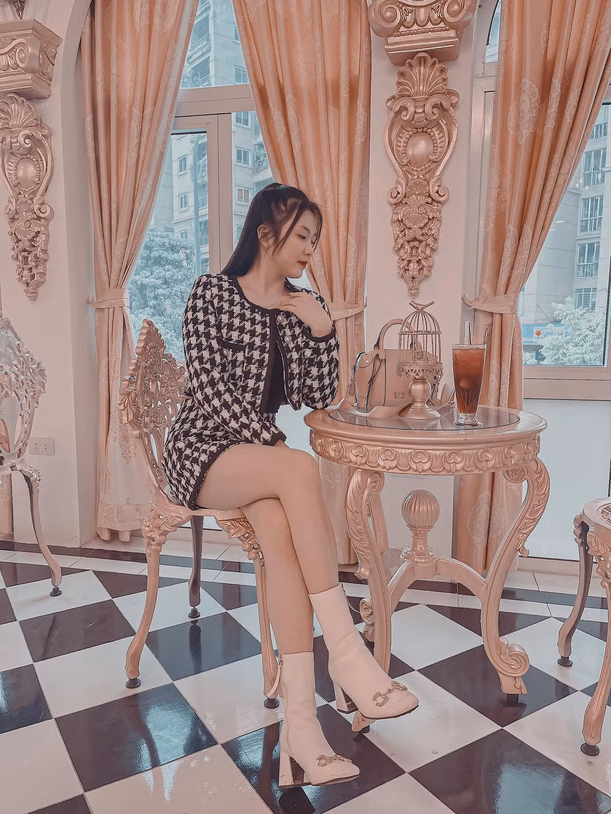 Có lẽ cũng vì nguyên tắc làm việc đó, Thêu không chỉ dành trọn được sự yêu mến của cộng đồng mạng, mà còn được các tiệm ảnh ưa thích. Nhờ đó cô luôn duy trì được mức thu nhập hàng chục triệu đồng một tháng, khá dư giả khi sống tự lập để phục vụ công việc học tập và tiêu dùng cá nhân.