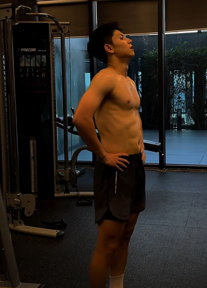 Trọng Hùng thường xuyên tập luyện để giữ body 6 múi