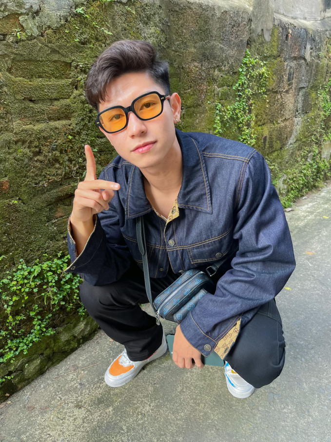 Khác với phong cách trên sân cỏ, ngoài đời Trọng Hùng có phong cách thời trang khá trẻ trung, năng động