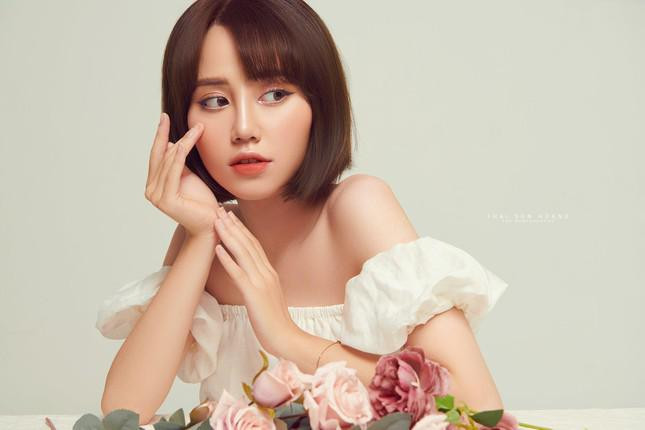 Thúy Quỳnh chia sẻ: "Nếu có đến các buổi chụp cũng tiến hành đo nhiệt độ và sát khuẩn kĩ càng, khi chụp ảnh chỉ có mẫu là em bỏ khẩu trang còn mọi người đều đeo và thực hiện đầy đủ."