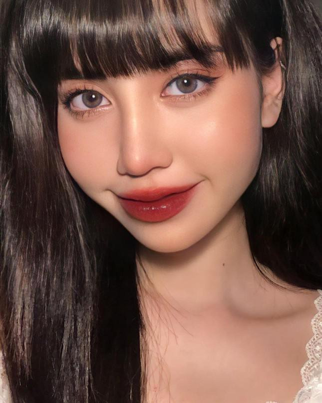 Thúy Quỳnh cho biết thời gian này, do dịch COVID-19, cô học và thi online tại nhà, công việc người mẫu ảnh cũng nhận tại nhà.