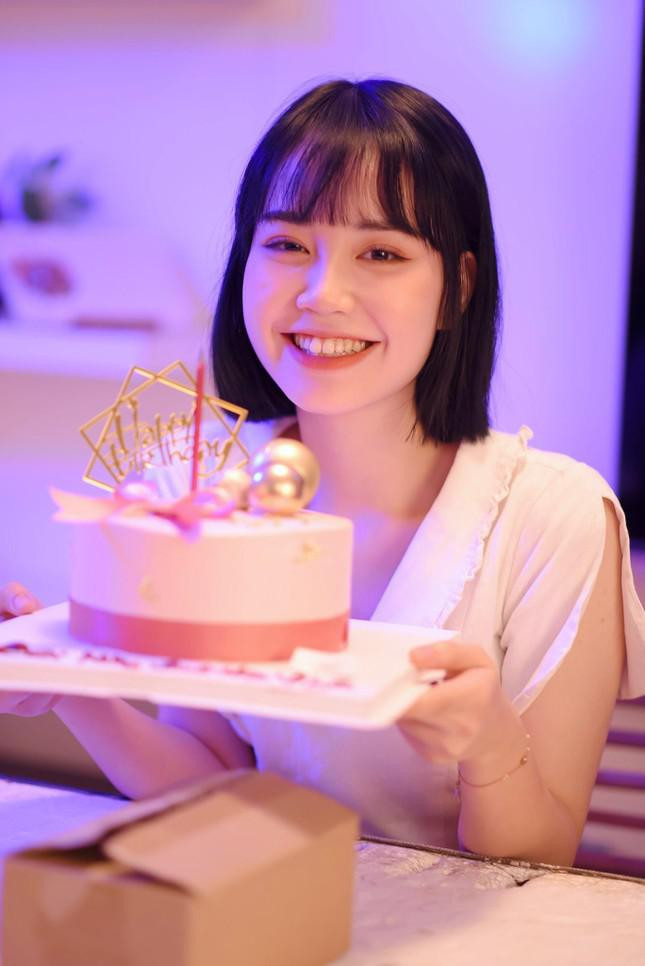 Đứng trước ống kính,Thúy Quỳnh có thể diễn tốt đa dạng các phong cách: từ nàng thơ trong trẻo, dịu dàng, đến quyến rũ, lạnh lùng...