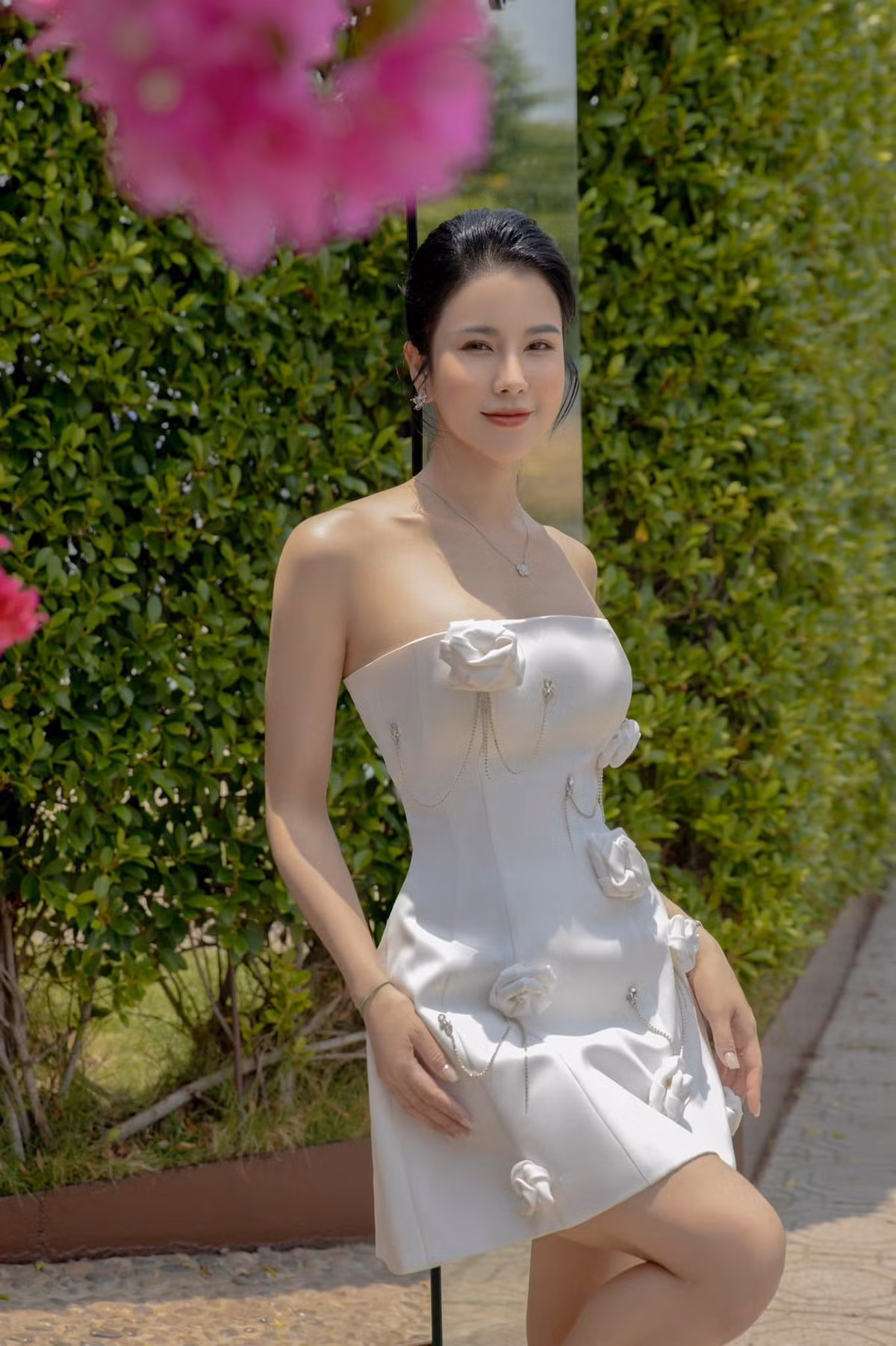 Trong các chuyến du lịch Diệp Lâm Anh cũng tranh thủ "thiếu đốt" ánh nhìn của người hâm với khi trang phục khoe da thịt.