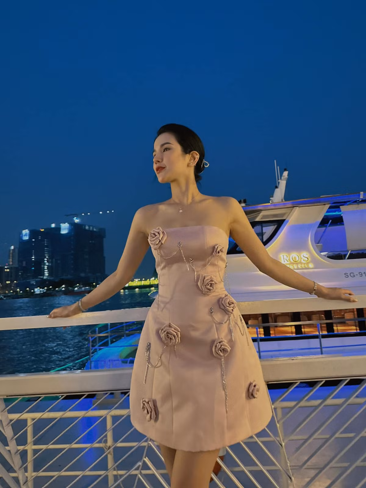 Trong các trang phục lựa chọn, Diệp Lâm Anh chú trọng khoe đôi chân dài "miên man" khi sở hữu chiều cao 1m7.