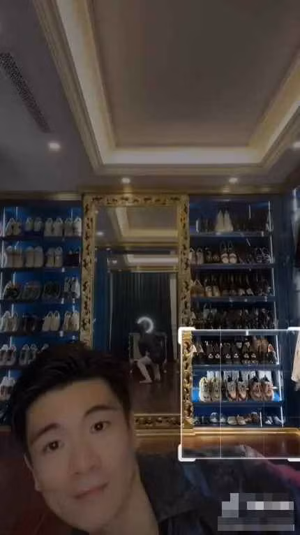 Song điều khiến dân mạng quan tâm nhất là tủ đồ cao chót vót với cả trăm đôi giày được con trai bầu Hiển sắp xếp ngăn nắp theo từng mẫu mã, kiểu dáng khác nhau.