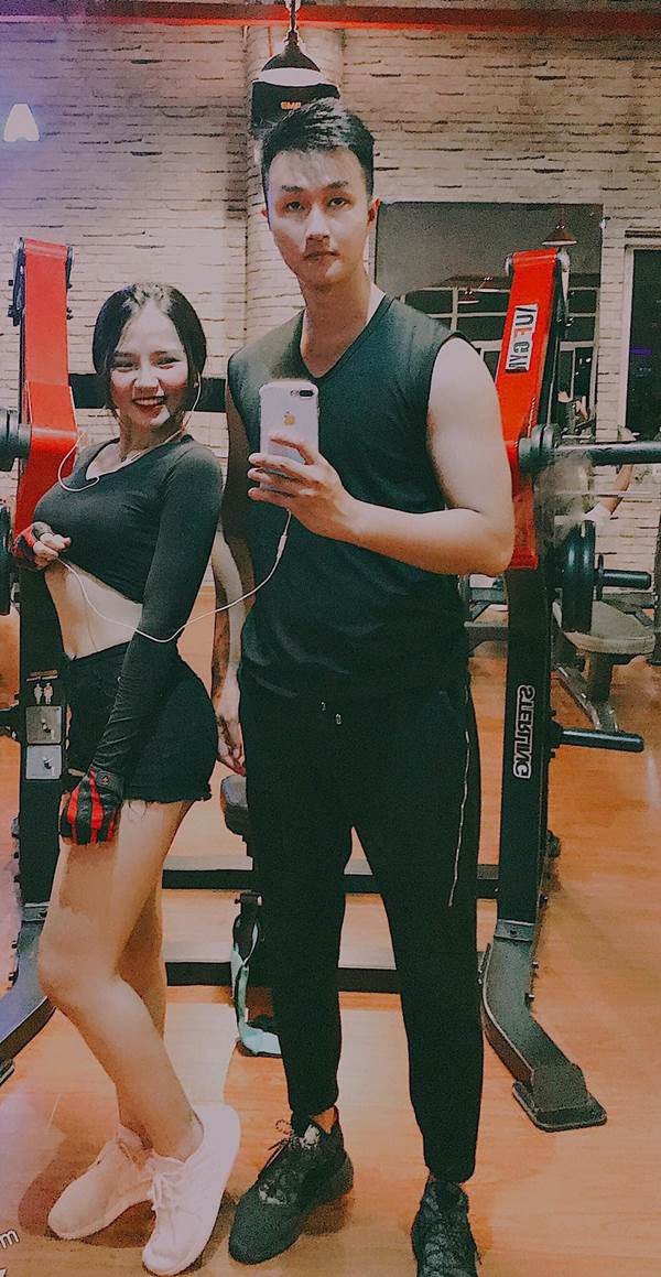 Cụ thể, chia sẻ của hot girl gymer giấu tên cho biết: "Yêu 3 tháng, chửa 2 tháng” Lúc nào chồng em cũng lôi chuyện đó ra để chọc quê em. Có ai gặp được nửa kia của cuộc đời mình ở phòng tập không ạ? Yêu và cưới là tròn 6 tháng, ai cũng nghĩ đó là quyết định vội vàng, chỉ có 2 đứa hiểu là bản thân đã tìm được real love của đời mình. Cảm ơn anh, đã luôn chăm sóc cho em và con gái của chúng ta...."