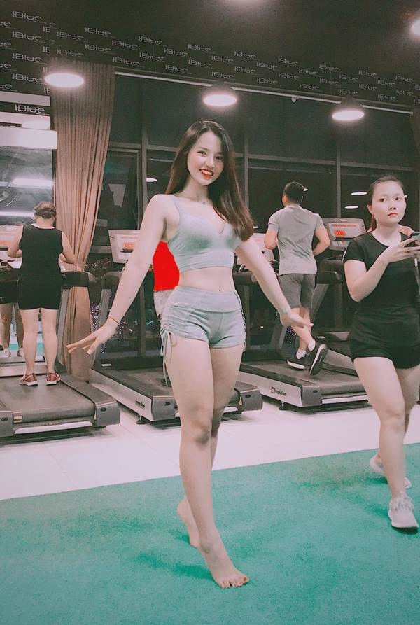 Hot girl phòng gym trong câu chuyện có thân hình vô cùng chuẩn với vòng eo con kiến nổi bật.