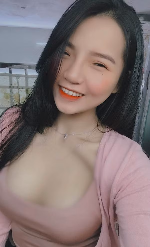 Nếu người yêu siêu cao to đẹp trai thì cô nàng cũng siêu dễ thương, quyến rũ.