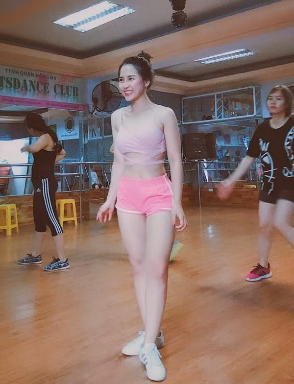 Hot girl phòng gym khoe hiện có cuộc sống vô cùng hạnh phúc bên chồng và cô con gái nhỏ xinh xắn. Nhan sắc sau sinh mặn mà khiến ai cũng phải trầm trồ khen ngợi không ngớt.