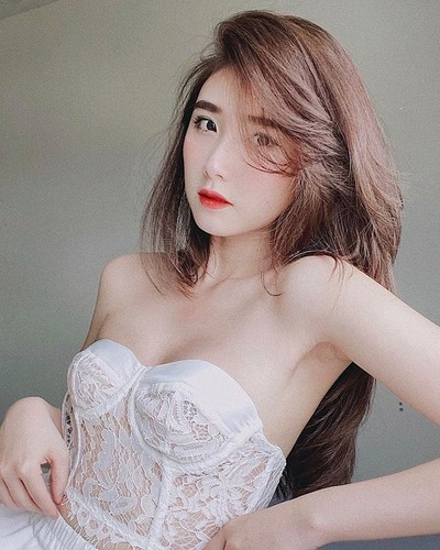 Cô nàng hot girl 9X được ca ngợi là có vẻ đẹp căng mọng, gợi cảm, tràn đầy sức sống, hệt như "em gái nhà bên".