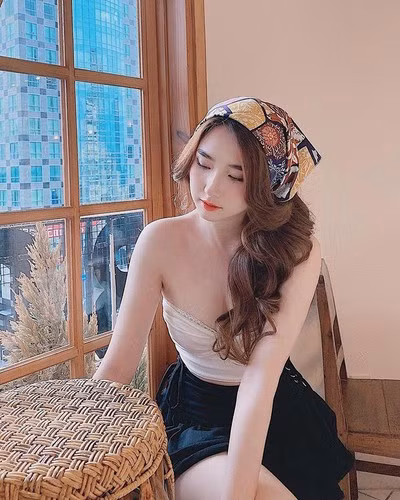 Ngoài ra, Thanh Mèo còn yêu thích kiểu áo thun, ôm sát cơ thể, cổ tim hoặc cổ chữ V phối với quần cạp cao. Đây là nguyên tắc mặc 2/3 tương đương với áo chiếm 1/3 còn phần thân dưới chiếm 2/3, sẽ khiến tổng thể trông cao ráo và thon thả hơn.