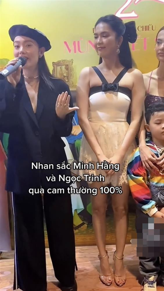 Tại đây, "nữ hoàng nội y" lọt vào ống kính camera thường của "team qua đường" và thành tâm điểm chú ý bởi nhan sắc thật sự.