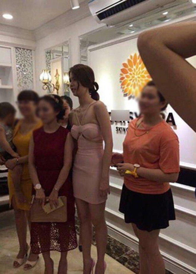 Có thể thấy gương mặt Ngọc Trinh không còn căng bóng, mịn màng và "baby" như trước.