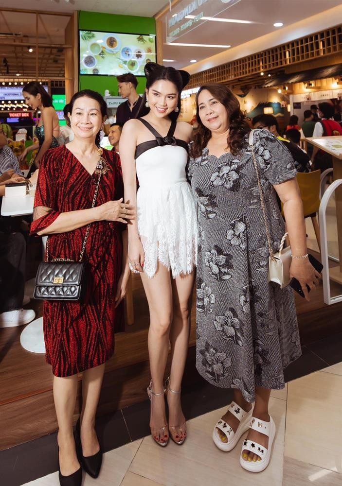 So với ảnh "tự đăng" thon thả, nuột nà không tì vết, Ngọc Trinh khác biệt hẳn.