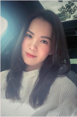 Hoàng Oanh gây ấn tượng cho không ít người với chiều cao 1m72, trở thành người mẫu trên các sàn diễn khi mới 15 tuổi.