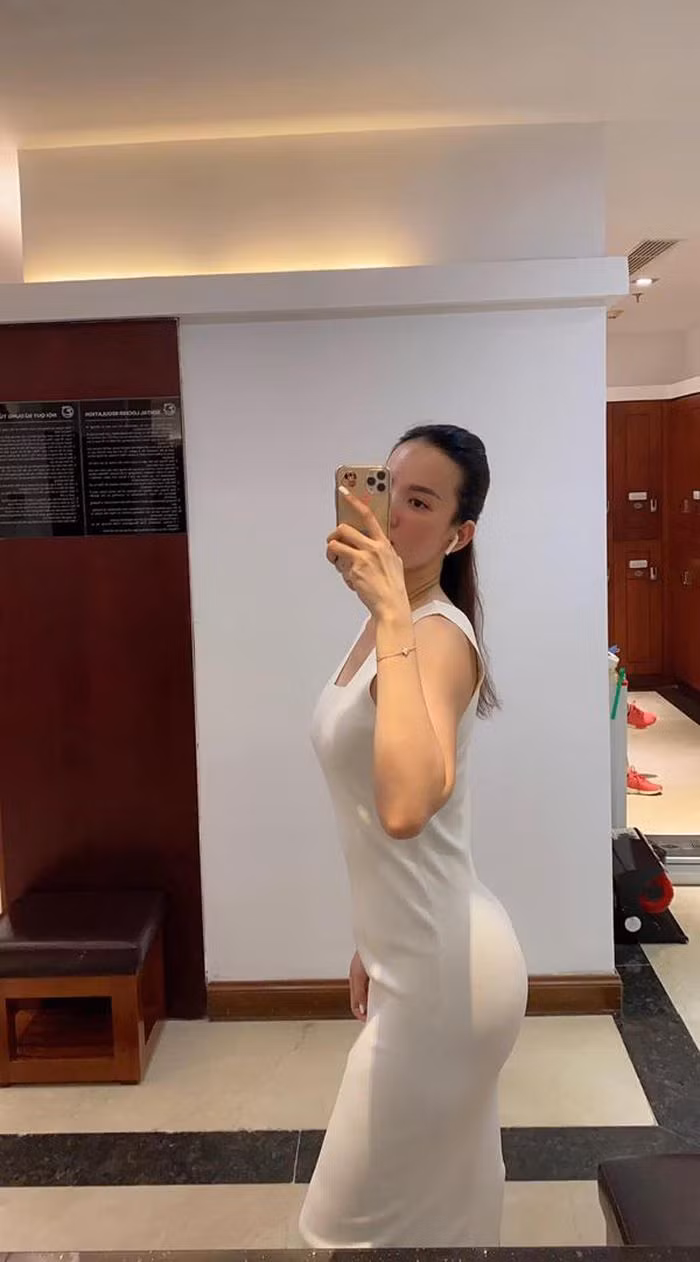 Nhan sắc như bị thời gian bỏ quên của Hoàng Oanh