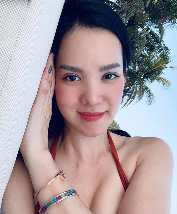 Hình ảnh Hoàng Oanh mặc bộ áo dài đỏ đồng phục của Vietnam Airlines, kèm theo đó là nụ cười thân thiện có mặt ở khắp các banner quảng cáo, standee dựng trước cửa của các phòng vé.