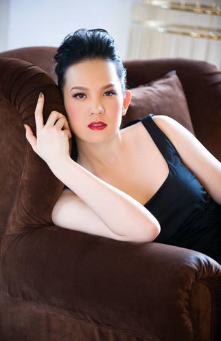 Tuy nhiên, trong lần hiếm hoi nói về gia đình, Hoàng Oanh cho biết hiện tại cũng vô cùng viên mãn, có ông xã chiều chuộng yêu thương.