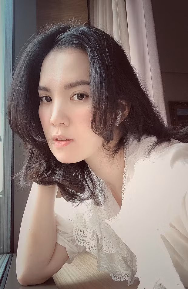 Tuy nhiên, ngôi vị Á hậu 1 cũng đủ để cái tên Bùi Thị Hoàng Oanh được nhiều người yêu mến hơn. Bằng chứng là trong nhiều năm liền, cô là gương mặt đại diện của hãng hàng không Quốc gia Việt Nam.