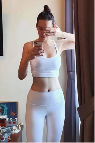 Đến năm 17 tuổi, Hoàng Oanh đã là gương mặt quảng cáo của nhiều các nhãn hàng. Sau đó, cô nàng sinh năm 1984 này đã ghi danh tham dự Hoa hậu Việt Nam năm 2002.