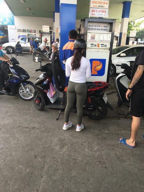 Trước đó, không ít lần các trường hợp hội chị em cách ăn mặc không đúng chuẩn mực khi đi đổ xăng đã được netizen bàn tán xôn xao.