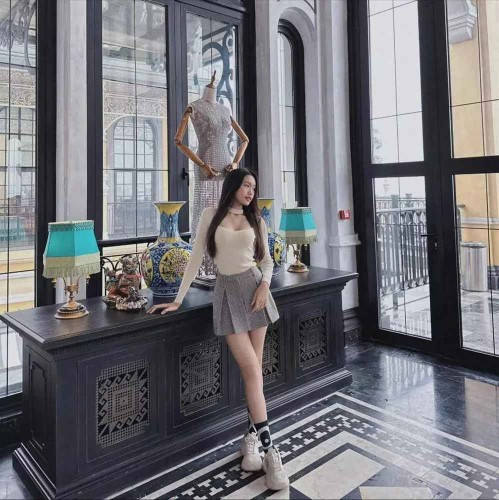 Ở tuổi 22, Hải My đã sở hữu cho mình một cửa hàng mỹ phẩm có tiếng tại Hà Nội. Bên cạnh đó, nàng hot girl trường Luật cũng thường xuyên nhận lời làm mẫu ảnh cho những thương hiệu thời trang lớn.