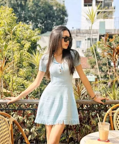 Bạn gái Đoàn Văn Hậu được mệnh danh là "đệ nhất eo thon" chưa ai vượt qua được ở thời điểm hiện tại trong lịch sử Hoa hậu Việt Nam. Không những sở hữu nhan sắc và vóc dáng đầy cuốn hút, Doãn Hải My còn được ngưỡng mộ nhờ tài kinh doanh cùng thành tích học tập đáng nể.