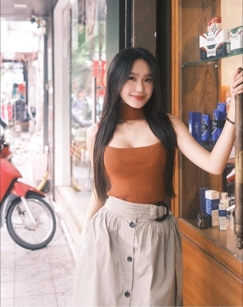 Dù có khéo léo phối loạt trang sức Chanel đắt giá và thời thượng đi kèm, nhưng cũng không cứu vãn nổi hình ảnh lồ lộ miếng phụ tùng thời trang chuyên dụng của người yêu Đoàn Văn Hậu.