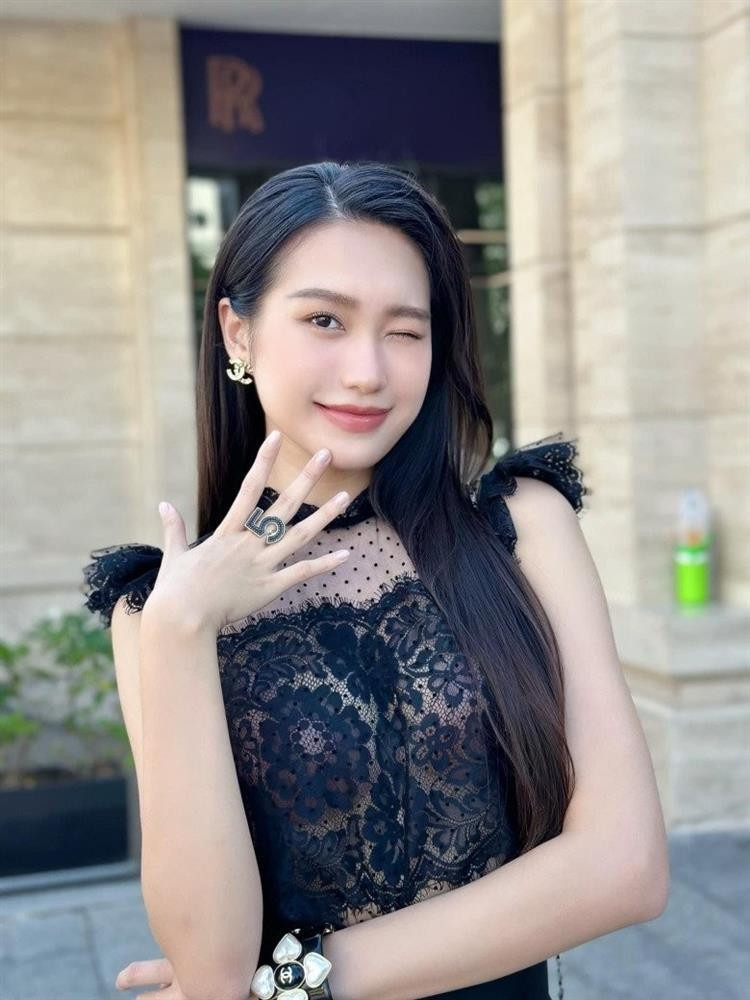 Mới đây, Doãn Hải My gây chú ý khi đăng trên trang cá nhân những hình ảnh diện chiếc áo ren mỏng manh và đầy gợi cảm. Đây là lần đầu tiên mỹ nhân gen Z tự tin phô diễn vẻ đẹp nóng bỏng trên phố bằng chiếc áo xuyên thấu.