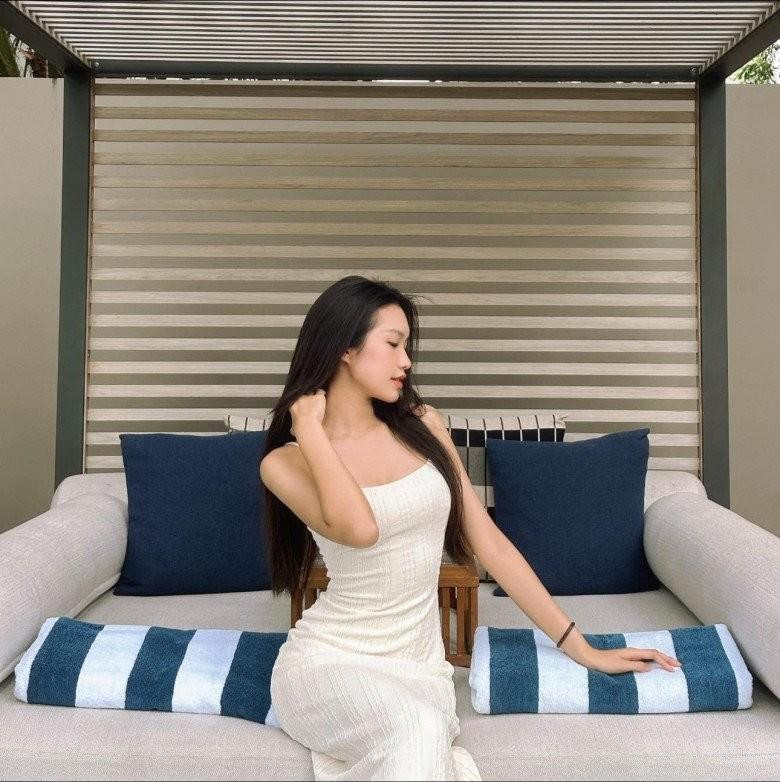 Hải My luôn được mệnh danh là đệ nhất eo thon Hà Thành, với những set đồ ôm sát đường cong.