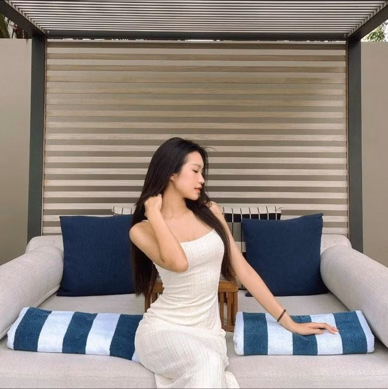 Hải My luôn được mệnh danh là đệ nhất eo thon Hà Thành, với những set đồ ôm sát đường cong.