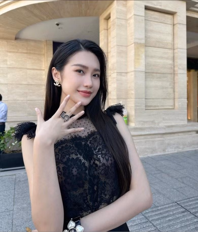 Theo đó, với chất liệu ren lưới được thiết kế hình hoạ tiết bắt mắt, để tránh hớ hênh Hải My phải trang bị miếng dán ngực để che chắn cho vòng một. Thế nhưng, có vẻ như miếng dán ngực của cô nàng lựa chọn có tông màu khá khác với màu da trắng mịn màng vốn có, vì vậy chân dài Hà thành đã có một khoảnh khắc kém thời thượng trong lần xuất hiện này.