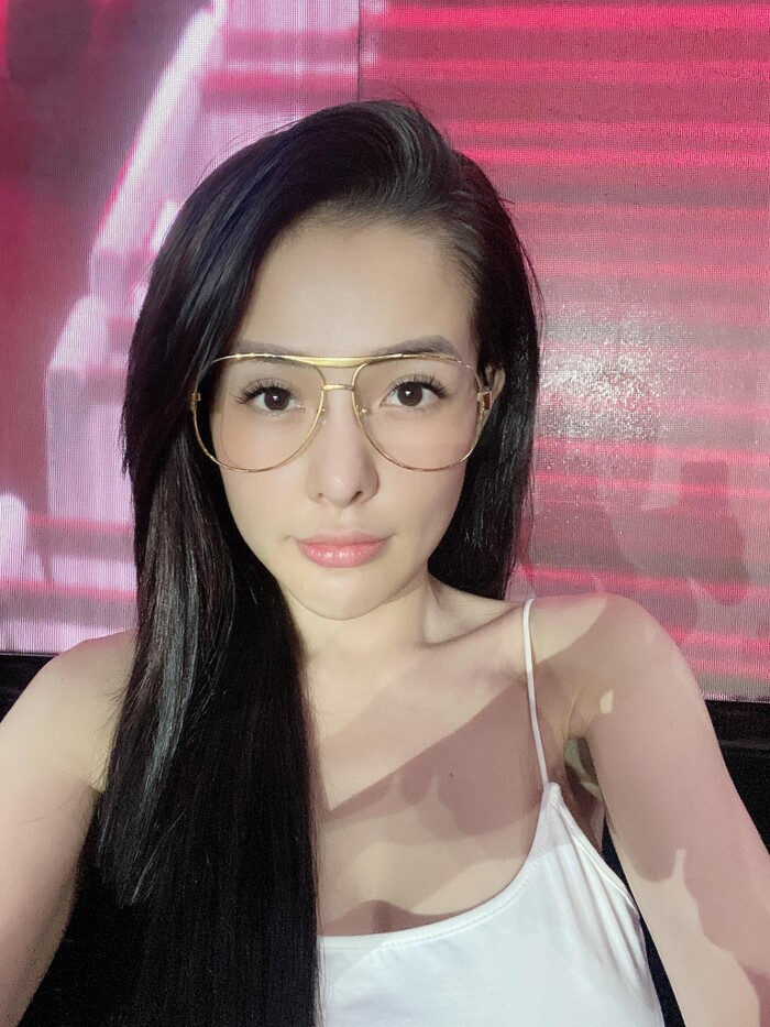 Xét về độ tự tin về nhan sắc, Ngân 98 chẳng chịu thua kém ai. Không ít lần nhận về sự chỉ trích nhưng cô nàng vẫn thoải mái thể hiện bản thân.