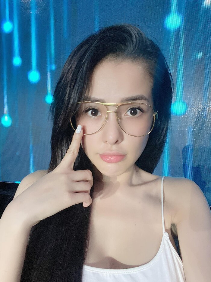 Hot girl Ngân 98 khẳng định chỉ mặc hở khi ở nhà và đi diễn. Lí do cũng vì cô quá yêu thân hình nóng bỏng của mình.