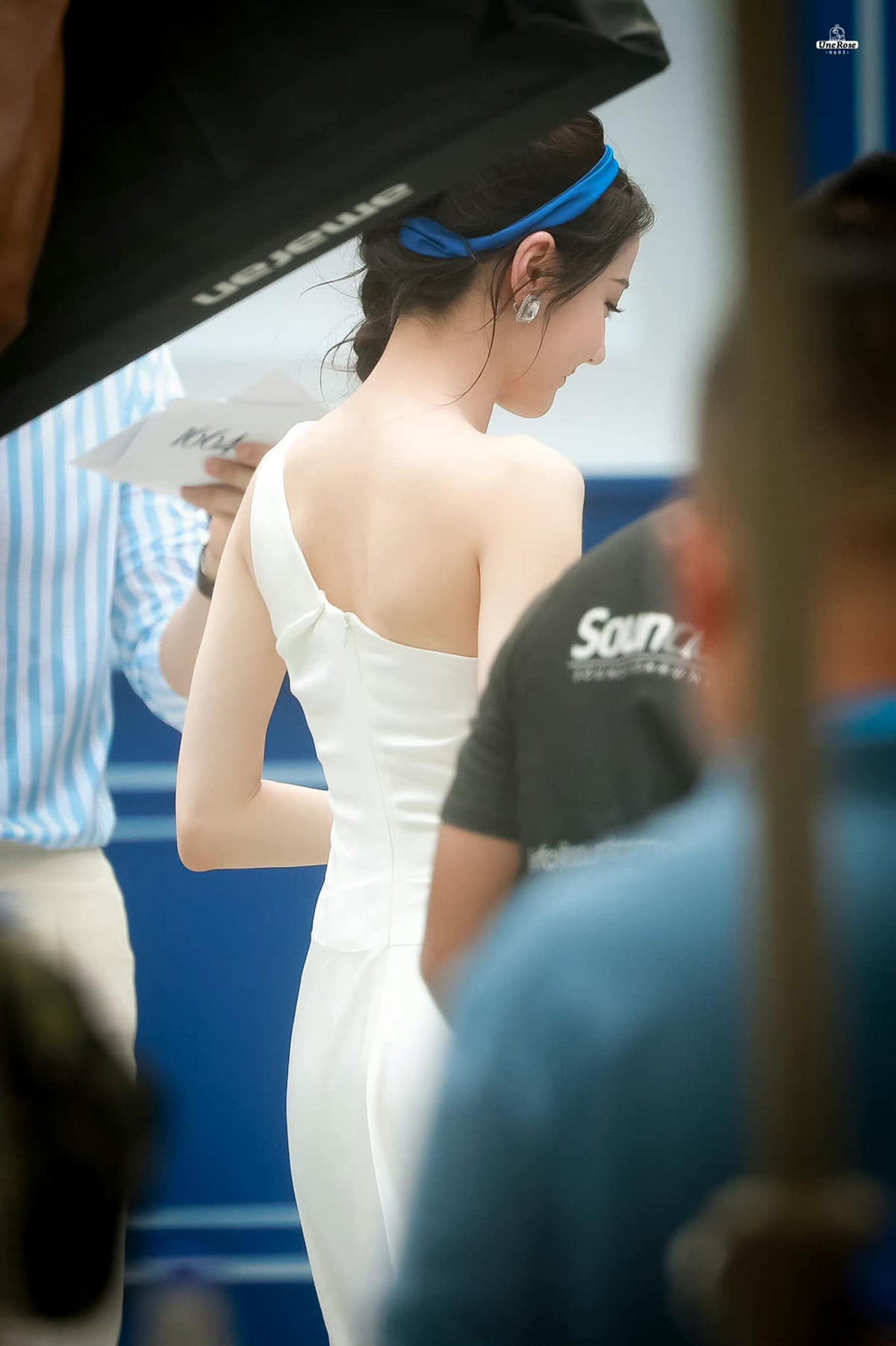 Nhiều người lý giải vẻ đẹp của Địch Lệ Nhiệt Ba rằng Tân Cương là vùng đất có nhiều sự giao thoa tộc người bởi vậy người ở vùng này thường có vẻ ngoài pha trộn nét Đông - Tây.