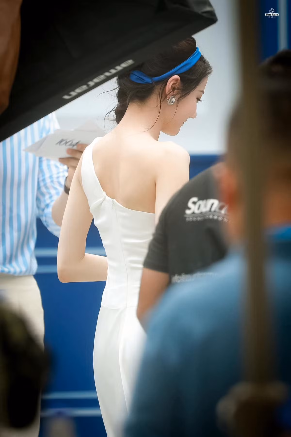 Nhiều người lý giải vẻ đẹp của Địch Lệ Nhiệt Ba rằng Tân Cương là vùng đất có nhiều sự giao thoa tộc người bởi vậy người ở vùng này thường có vẻ ngoài pha trộn nét Đông - Tây.