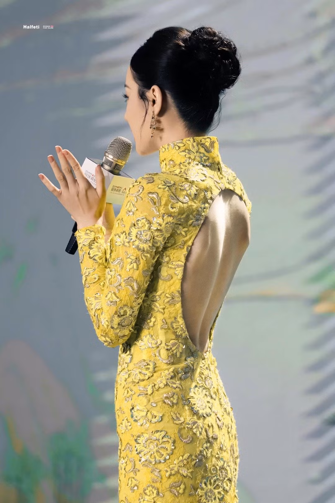 Không phải vô cớ khi Địch Lệ Nhiệt Ba lại được hâm mộ đến vậy. Một trong số các lý do đó là nhờ ngoại hình của nữ diễn viên.