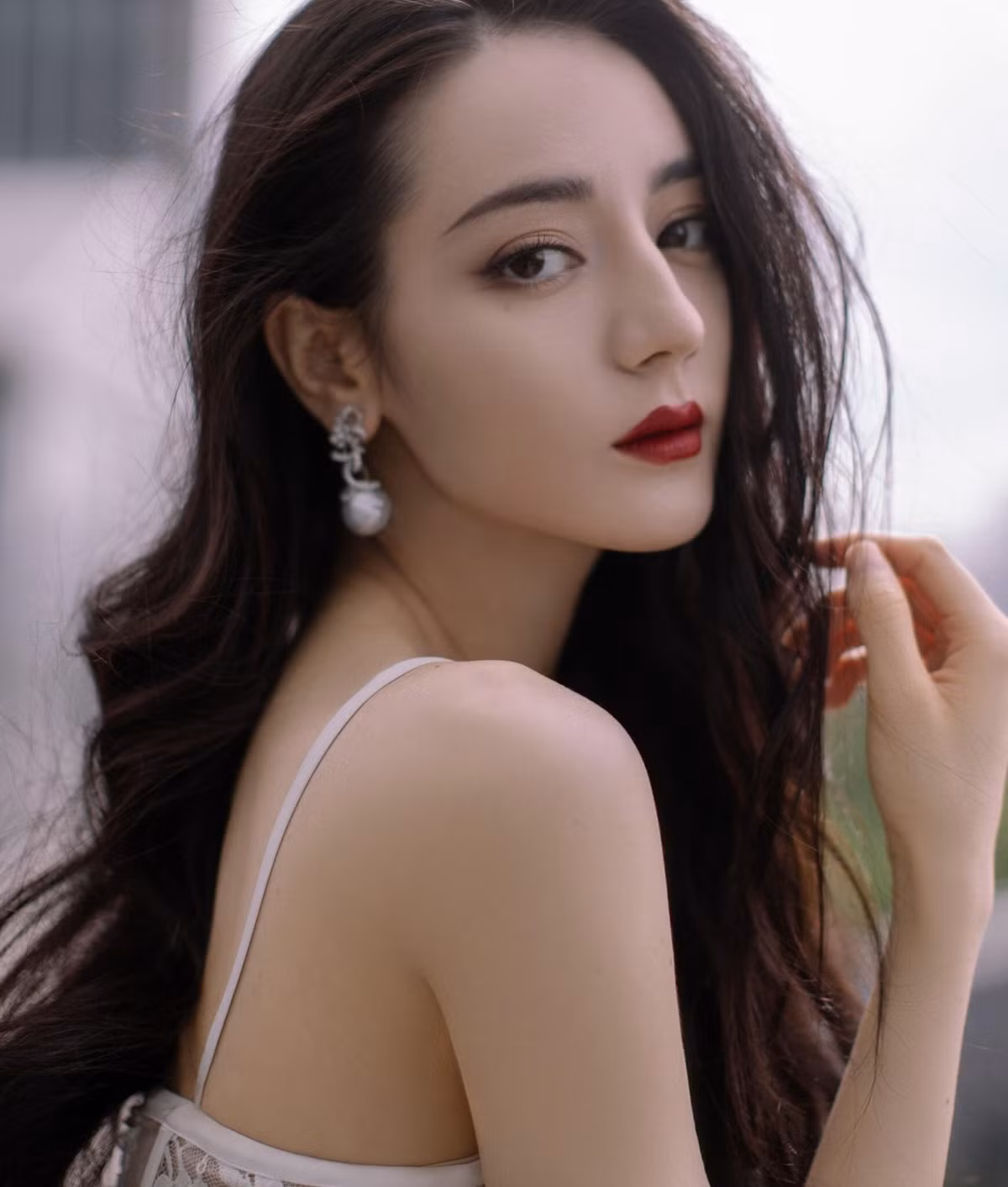 Quan điểm của Địch Lệ Nhiệt Ba là ăn đủ chất, tập luyện điều độ sẽ giúp cơ thể đẹp và khỏe hơn. Để nhìn từ đằng sau cũng thu hút ánh mắt như gái xinh này bạn còn cần chú ý đến tư thế đứng, ngồi.