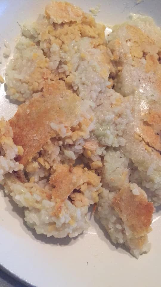 Lượng nước lọc cho vào chảo cũng phải vừa đủ, ít quá sẽ không đủ để bánh mềm ra còn nhiều quá thì bánh sẽ bị nhão.