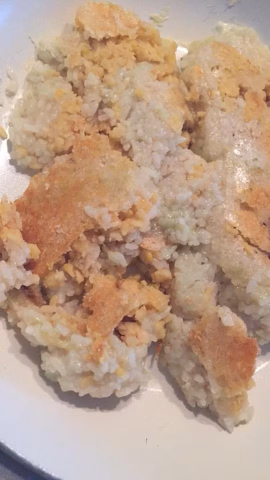 Lượng nước lọc cho vào chảo cũng phải vừa đủ, ít quá sẽ không đủ để bánh mềm ra còn nhiều quá thì bánh sẽ bị nhão.