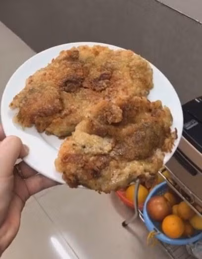 Được biết, để tạo ra thành quả thành công thì loại chảo sử dụng phải có độ chống dính cao, nếu không rất dễ bị cháy và sát chảo. Chiếc bánh cũng phải có phần thịt mỡ nhiều hơn để khi đun với nước có thể chảy ra.