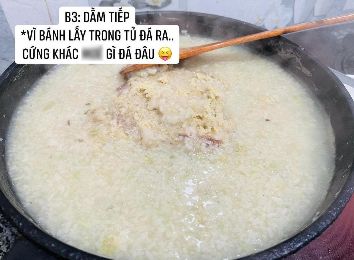 Cách làm bánh chưng rán nước lọc được các tài khoản truyền miệng là: cắt bánh chưng thành từng miếng nhỏ, đổ nước vào chảo cho xâm xấp, chờ khi bánh mềm thì dàn đều, lật bánh như bình thường.